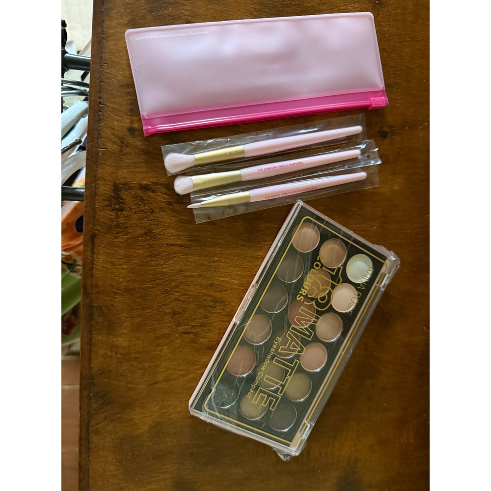 Anna Rose 18‎ Colours Matte Eyeshadow Palette with 3 Piece Brush Set and Pouch